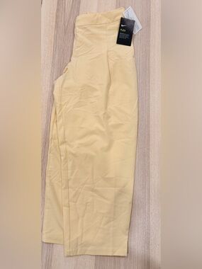 Nike Women’s Golf Flex Pant Chinos in Pale Yellow, Small